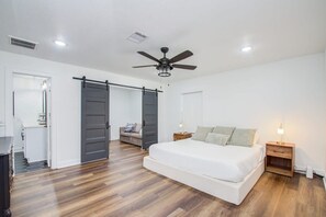 A bedroom with a large bed, a ceiling fan, and a sliding door closet. - 3 Beds Houston Home, Close NRG Stadium & Rodeo (Houston)