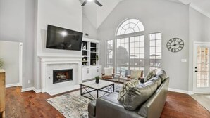 Living area - Modern, Spacious - Pool & Backyard Oasis & Cinema (Rowlett)