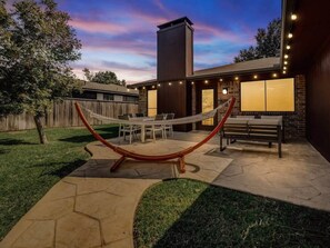 Outdoor dining - Texan Hideaway - Cozy, Convenient, Comfortable! (Lewisville)
