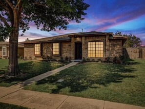 Exterior - Texan Hideaway - Cozy, Convenient, Comfortable! (Lewisville)