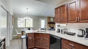 House, Multiple Beds, Patio, Garden View (Canterbury) | Private kitchen