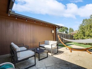 Terrace/patio - Texan Hideaway - Cozy, Convenient, Comfortable! (Lewisville)
