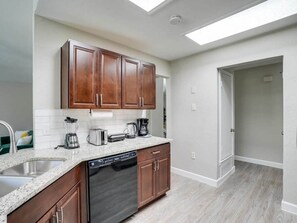 Private kitchen - Texan Hideaway - Cozy, Convenient, Comfortable! (Lewisville)