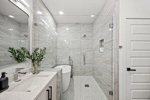 House, Multiple Beds, Patio, Garden View (Riverside) | Bathroom - Bright Modern & Cheerful 3bd/3ba, Medical District (Dallas)