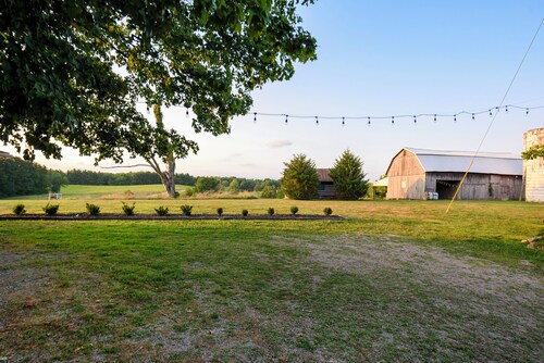 Hocking Hills Retreat with Sauna, Hot Tub, Movie Theater, Fire Pit