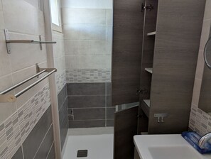 Shower - Sol-y-days Ferias, ground floor with wooded garden and peaceful setting (Le Grau-du-Roi)