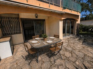 Outdoor dining - Sol-y-days Ferias, ground floor with wooded garden and peaceful setting (Le Grau-du-Roi)