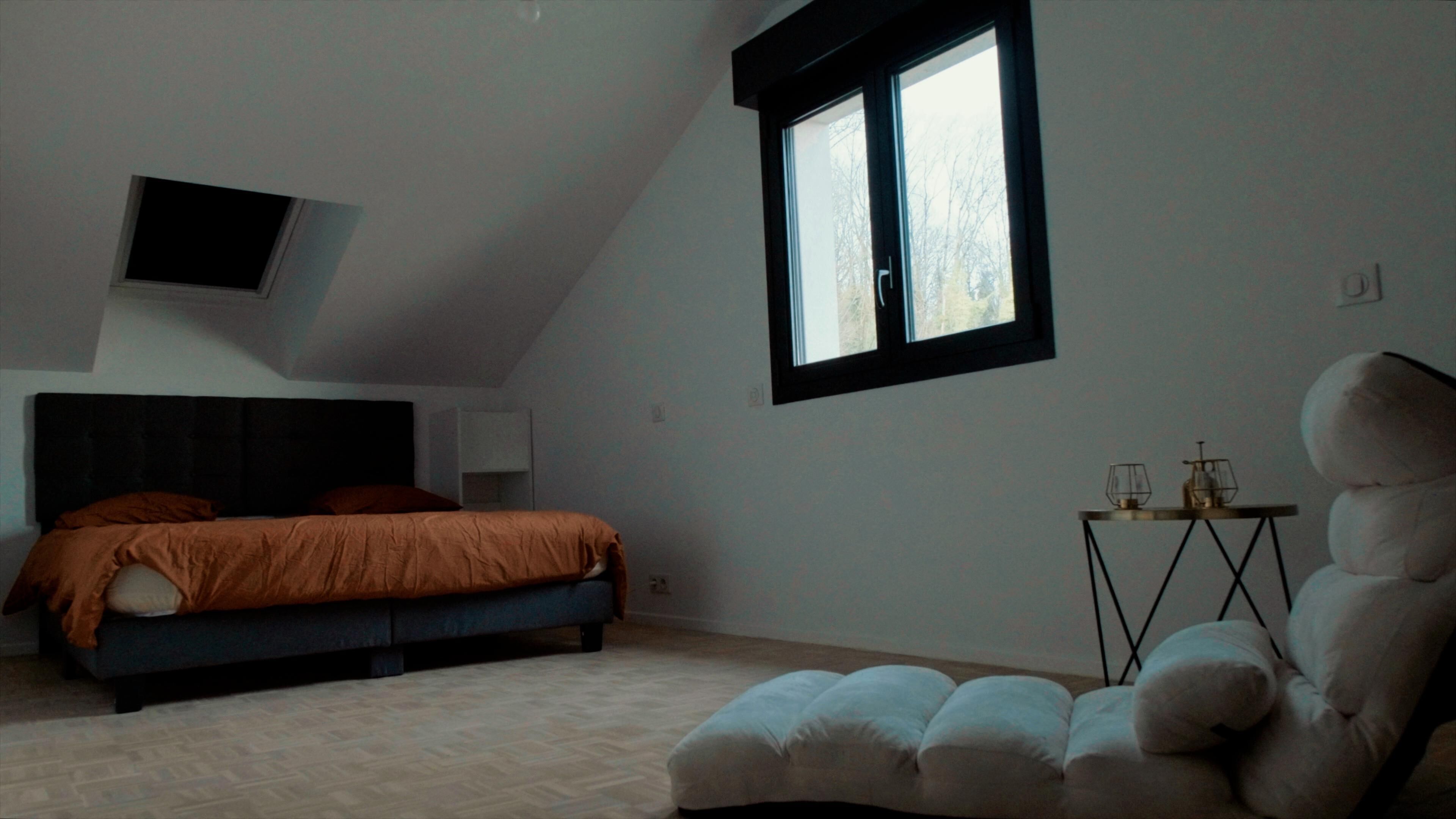 Desk, travel crib, free WiFi, bed sheets