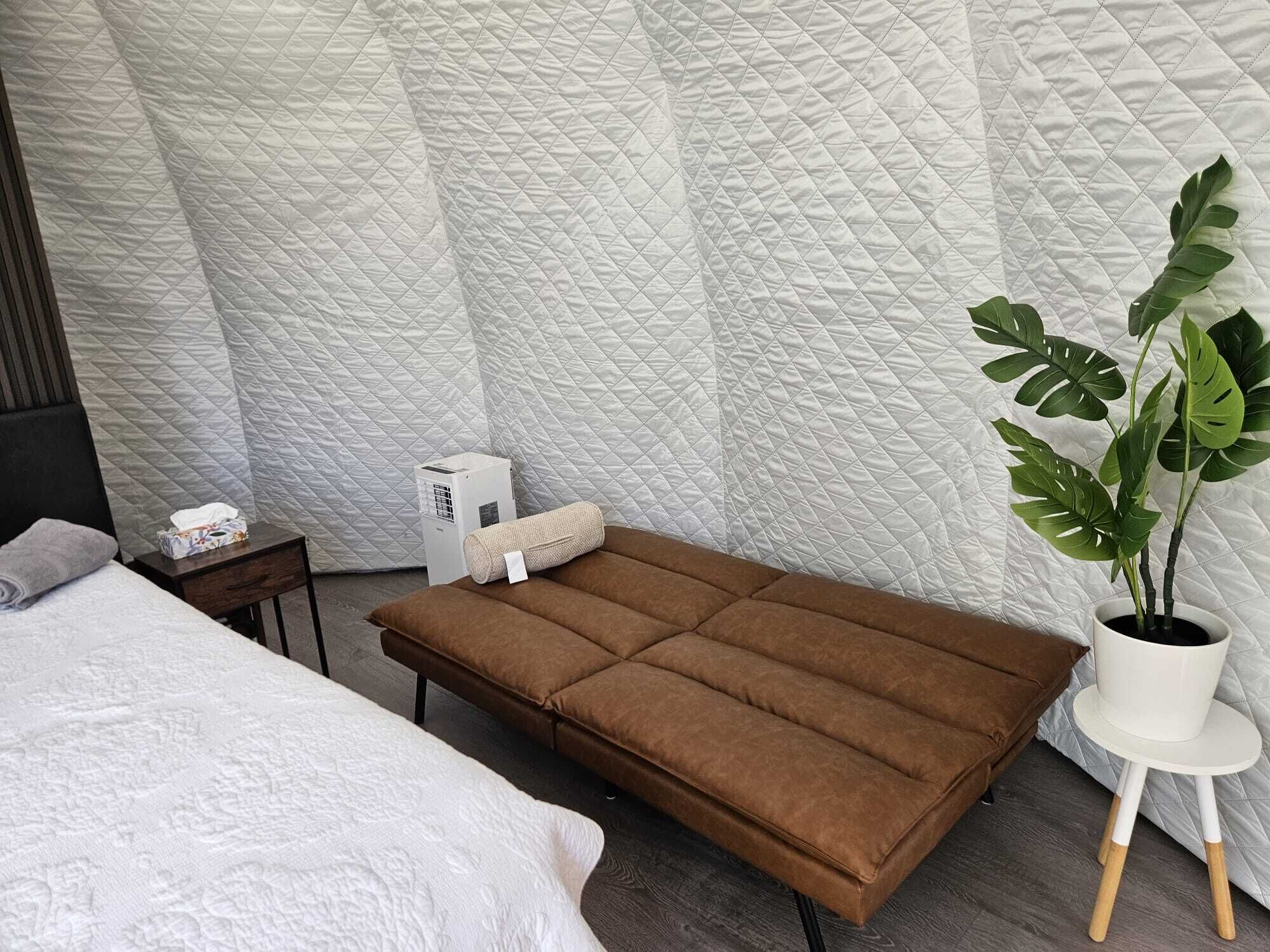 1 bedroom, bed sheets