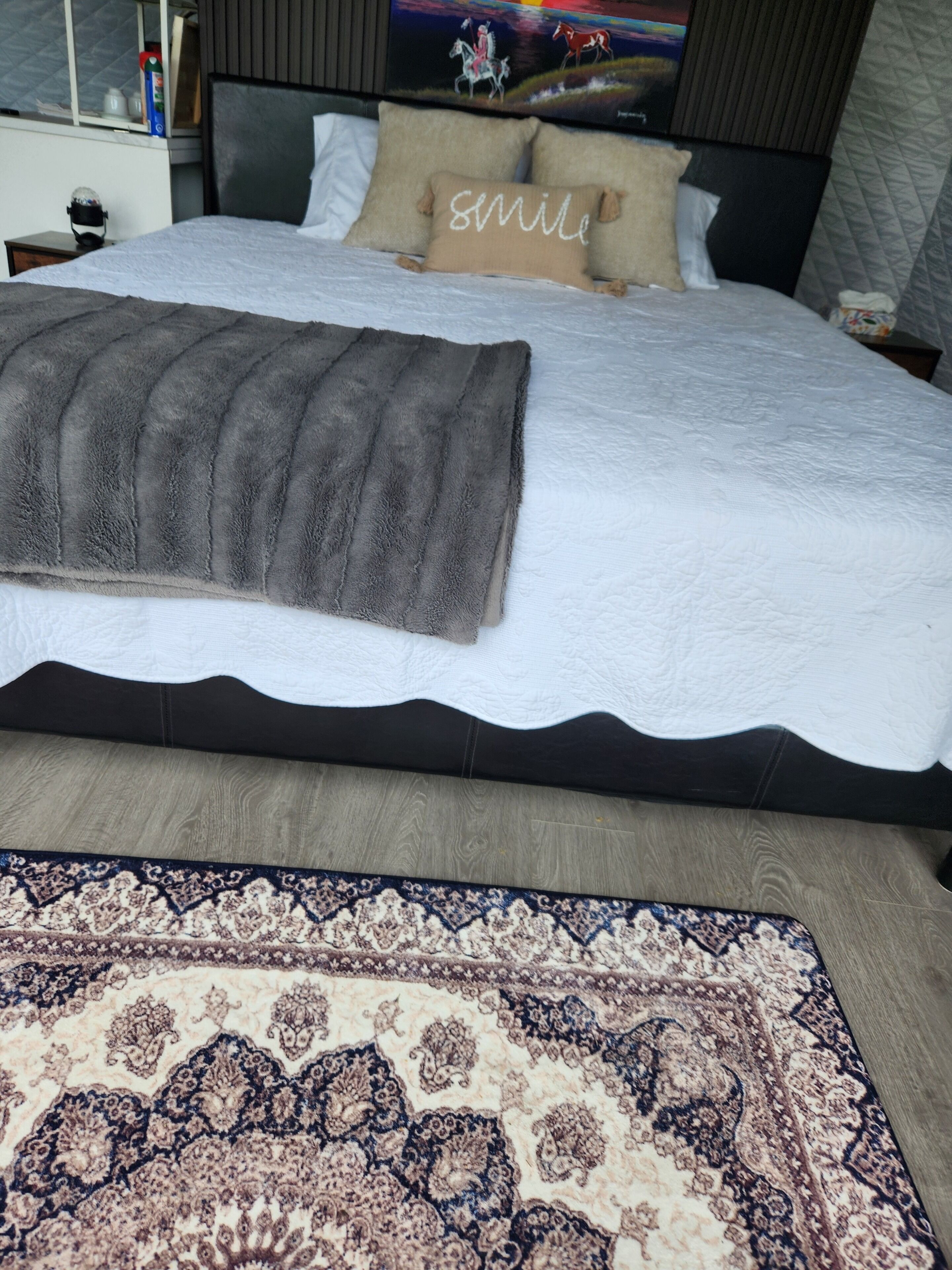 1 bedroom, bed sheets