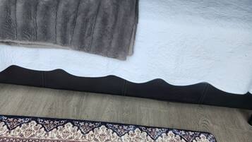 1 bedroom, bed sheets