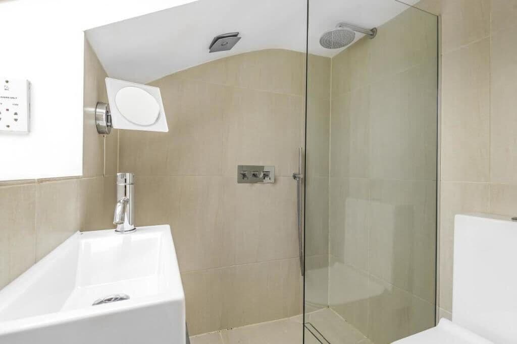 Appartement | Badkamer | Gratis toiletartikelen, een haardroger, zeep, shampoo