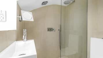 Apartamento | Baño | Artículos de higiene personal gratuitos, secador de pelo, jabón y champú