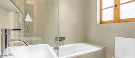 Appartement | Salle de bain | Articles de toilette (gratuits), séchoir à cheveux, savon, shampooing