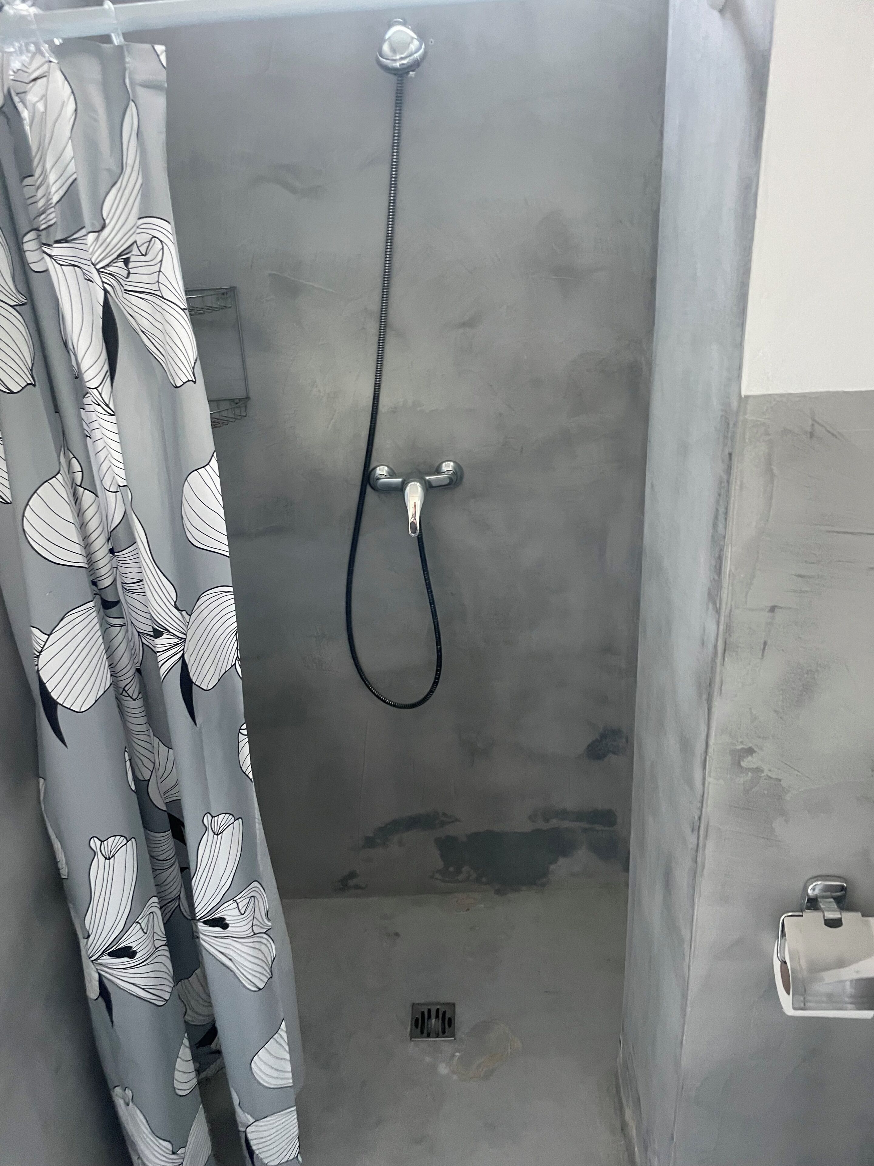 Een douche, een haardroger, een bidet, handdoeken