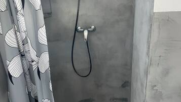 Een douche, een haardroger, een bidet, handdoeken