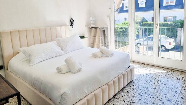 A bedroom with a bed, pillows, and towels. - Completely renovated house with terrace and garden (Maisons-Alfort)