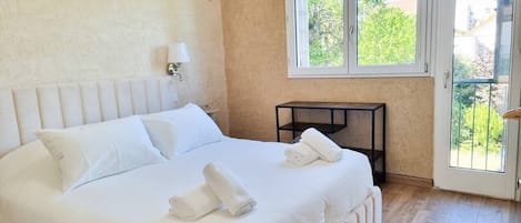 Iron/ironing board, travel crib, free WiFi, bed sheets