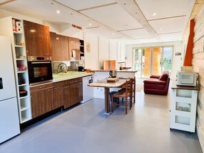 Fridge, microwave, oven, stovetop - Completely renovated house with terrace and garden (Maisons-Alfort)