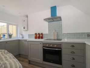 Cookware/dishes/utensils - East Cliff Gardens (Folkestone)