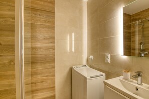 Comfort appartement, uitzicht op tuin | Badkamer | Een douche, gratis toiletartikelen, een haardroger, handdoeken