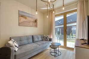 Departamento clásico, vista al jardín | Área de sala de estar
