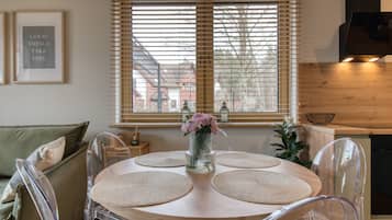 Deluxe Apartment, Garden View | Dining