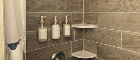 Douche, séchoir à cheveux, serviettes fournies, savon