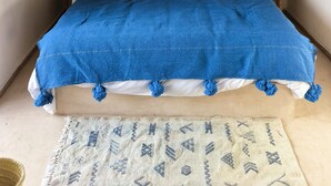 A bed with a blue blanket, white pillows, and a blue throw at the foot. - Riad 3 rooms, medina, Top Location (Marrakech)