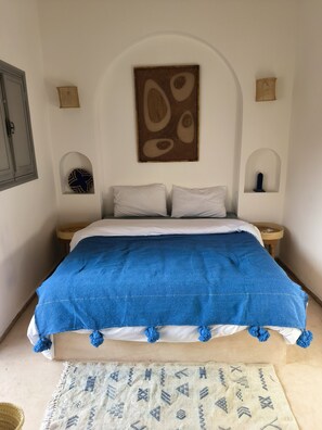 A bed with a blue blanket, white pillows, and a blue throw at the foot. - Riad 3 rooms, medina, Top Location (Marrakech)