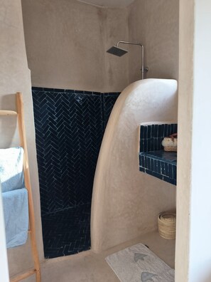 Douche, sèche-cheveux, serviettes fournies, savon