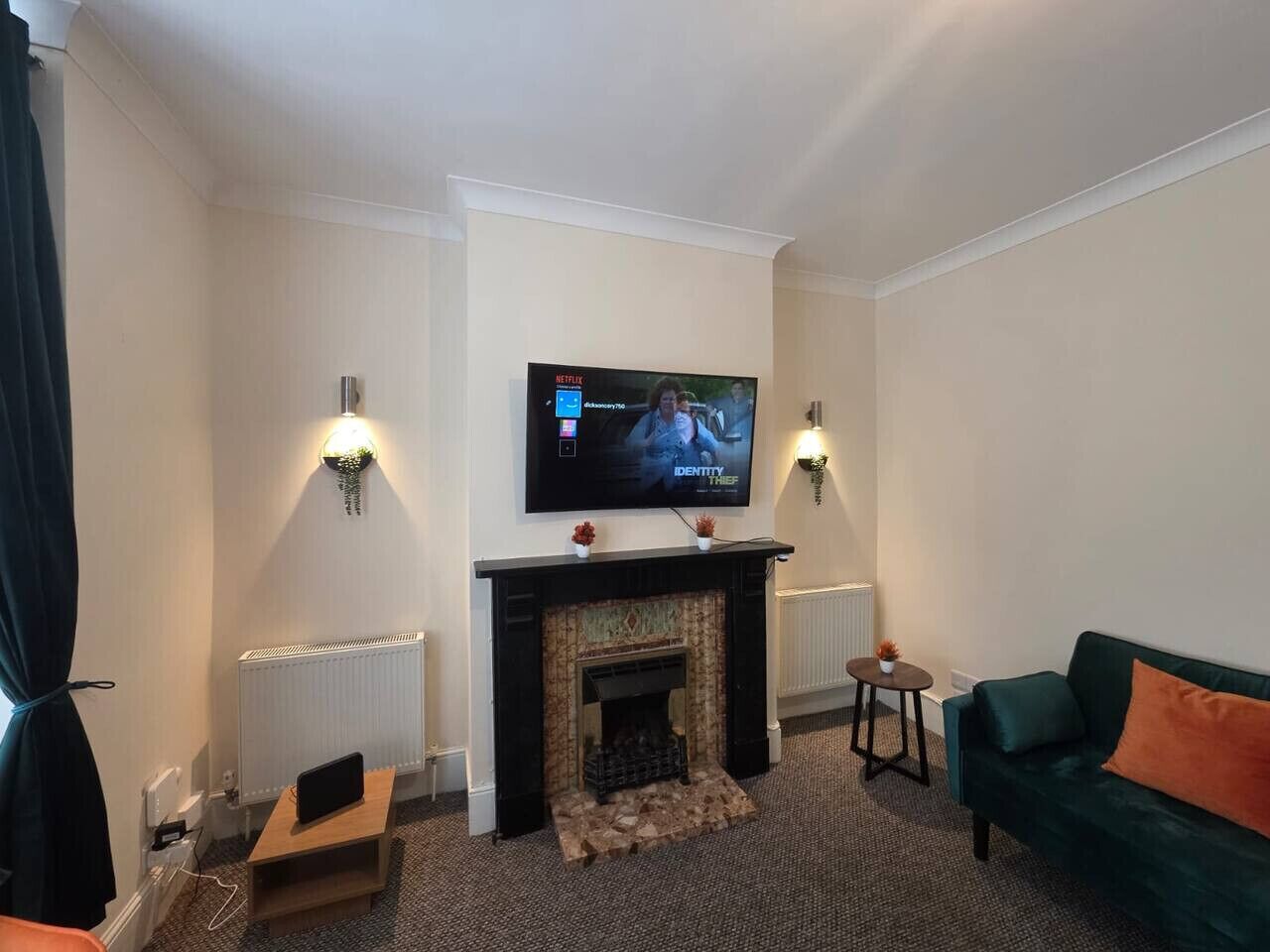 Una televisión, una chimenea