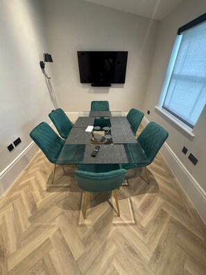 Dining - The Oakley Residence - Garden View Apartment (1) (London)