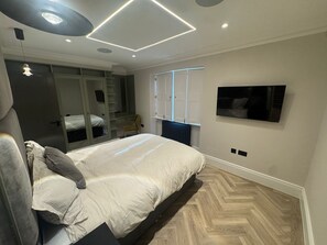 3 bedrooms, travel cot, free WiFi, bed sheets - The Oakley Residence - Garden View Apartment (1) (London)