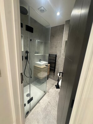 Shower, towels, soap, shampoo - The Oakley Residence - Garden View Apartment (1) (London)