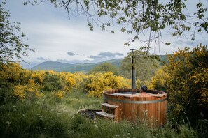 Outdoor spa tub - Dun Aluinn  (Aberfeldy)