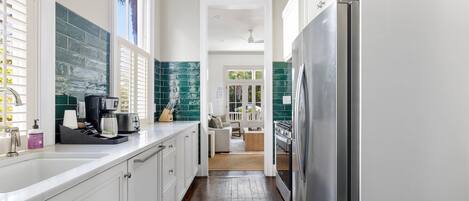 Coffee/tea maker, fridge, microwave, oven