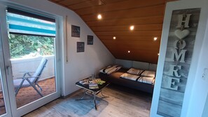 Une pièce confortable avec un lit, une table avec un verre et une vue sur l’extérieur.