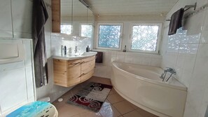 Towels, soap, toilet paper - Vrbo Property (Waldachtal)