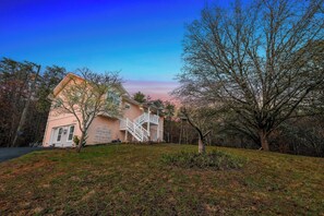 Exterior - Private getaway close to everything for 6-8! (Sevierville)