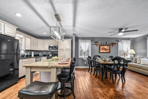 Dining - Private getaway close to everything for 6-8! (Sevierville)