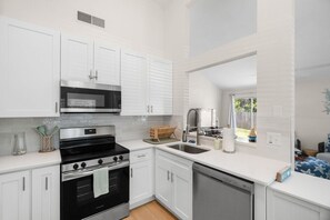 Fridge, microwave, oven, stovetop - Harbor Hideaway|Yard + Community Pool, Near Beach (Palm Harbor)