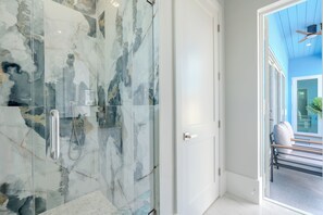 Shower, jetted bath, hair dryer, towels - 🏊 🏖️ Shore Bet: Luxury 4BR, Private Pool + Short Walk to Fort Myers Beach! (Fort Myers Beach)
