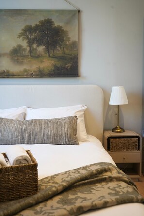 Tabla de planchar con plancha, wifi gratis, ropa de cama
