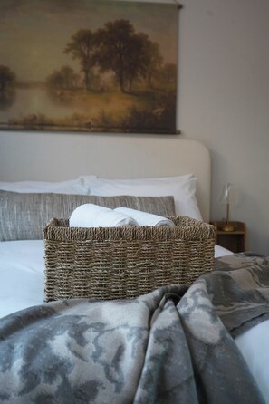 Tabla de planchar con plancha, wifi gratis, ropa de cama