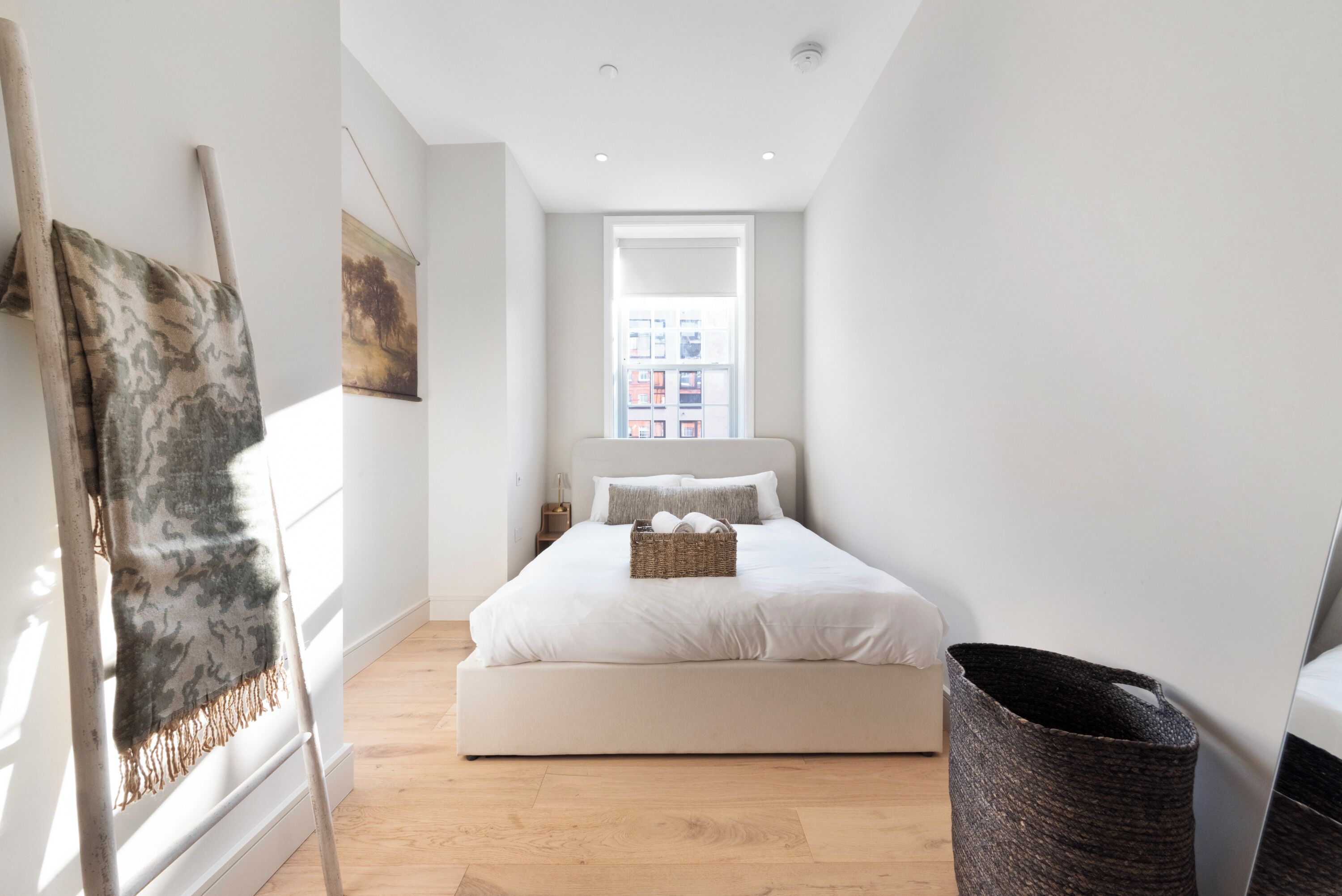 Tabla de planchar con plancha, wifi gratis, ropa de cama