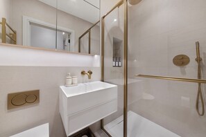 Hair dryer, towels - Standard Luxury One Bed Camden Apartment (London)