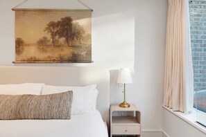 Tabla de planchar con plancha, wifi gratis, ropa de cama
