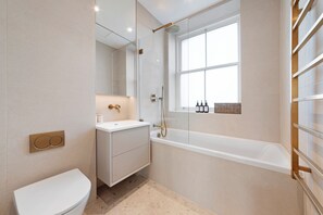 Hair dryer, towels - Premium Luxury Camden One Bed Apartment (London)