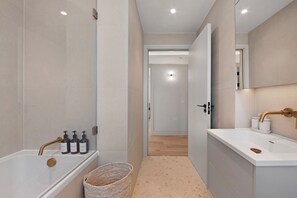 Hair dryer, towels - Luxury Camden Loft Apartment- 2 bed (7) (London)